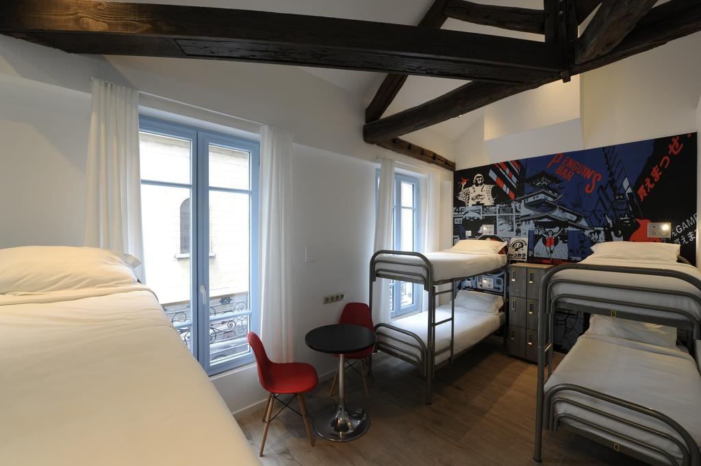 The 3 Ducks Eiffel Tower By Hiphophostels Paris Room photo